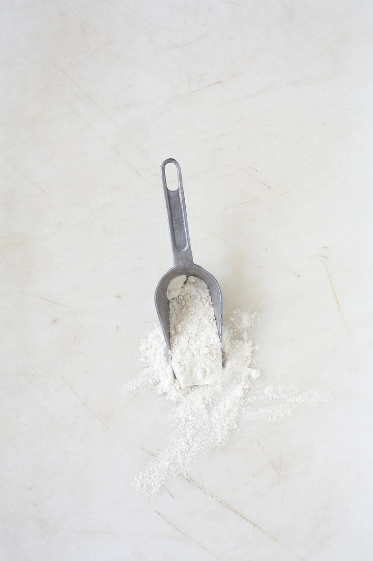 Shovel with flour