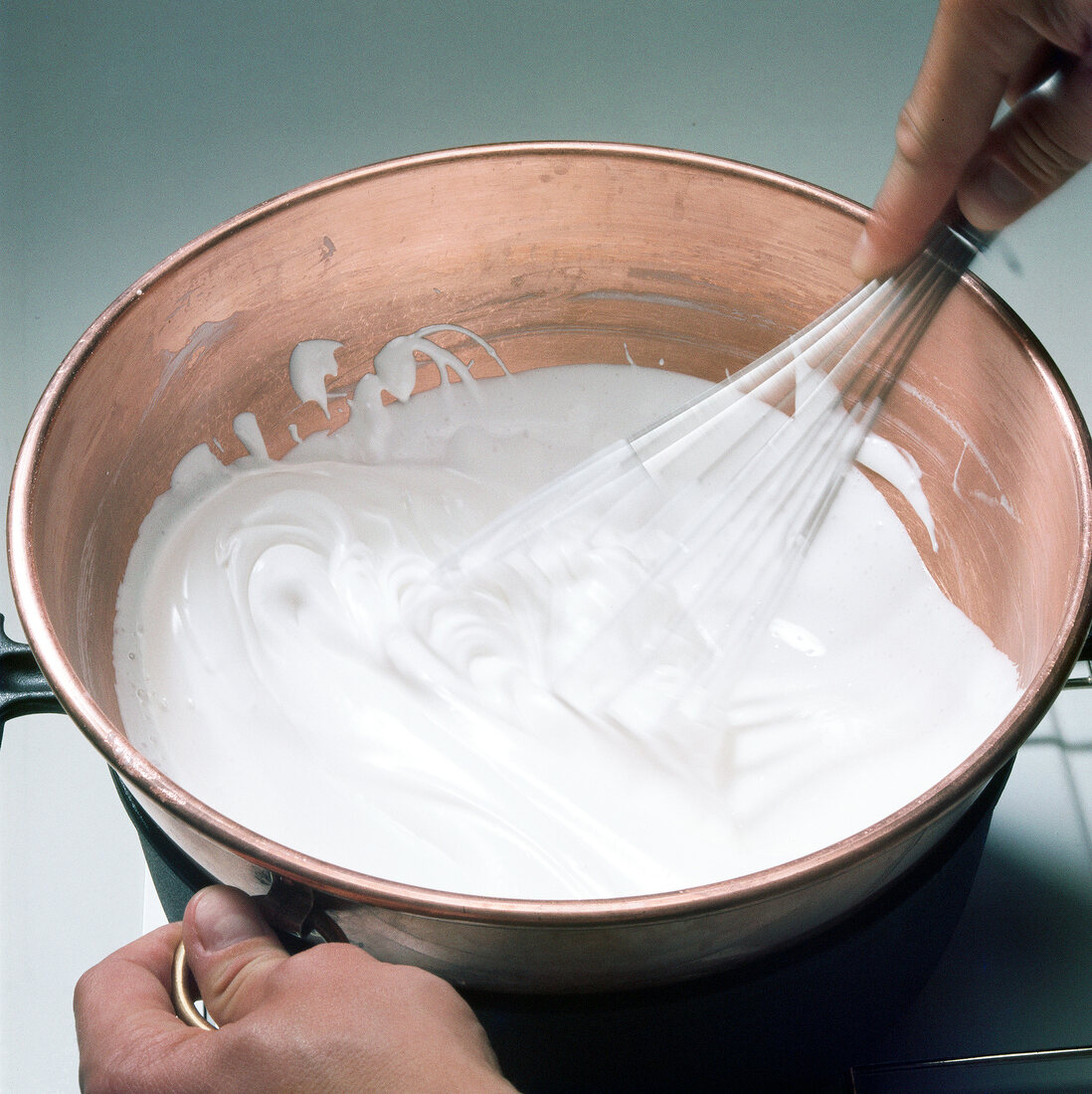 Das große Buch der Desserts: Deko-Baiser, Step 1, Wasserbad