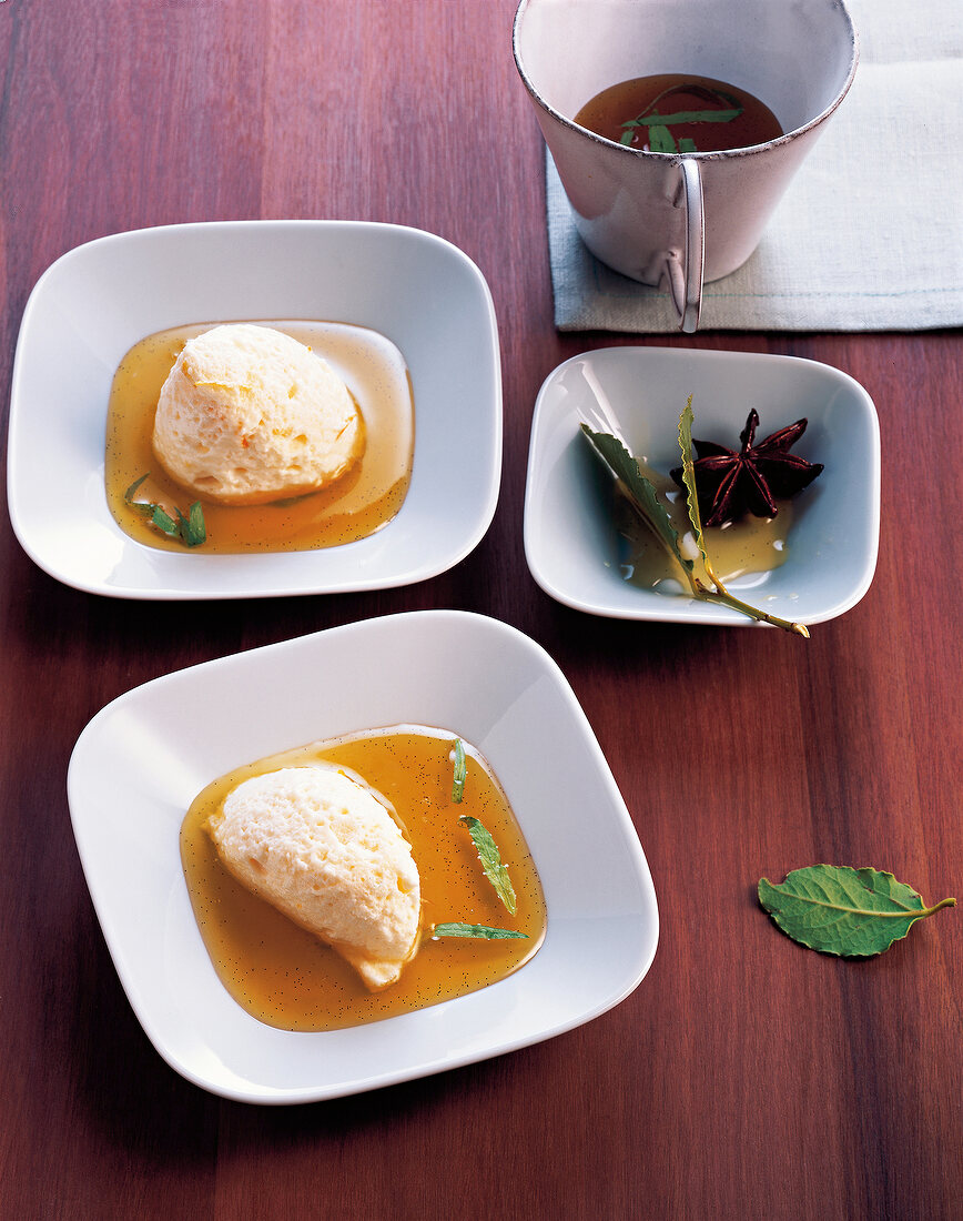TBN, Desserts, Topfennocken auf Orangen-Estragon-Sauce