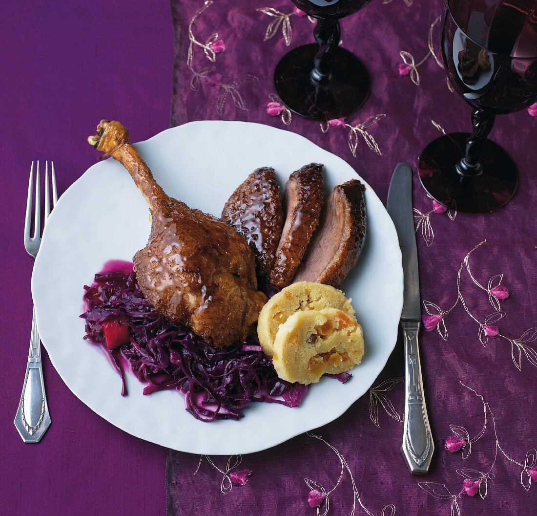 Goose leg with red cabbage and bread dumplings