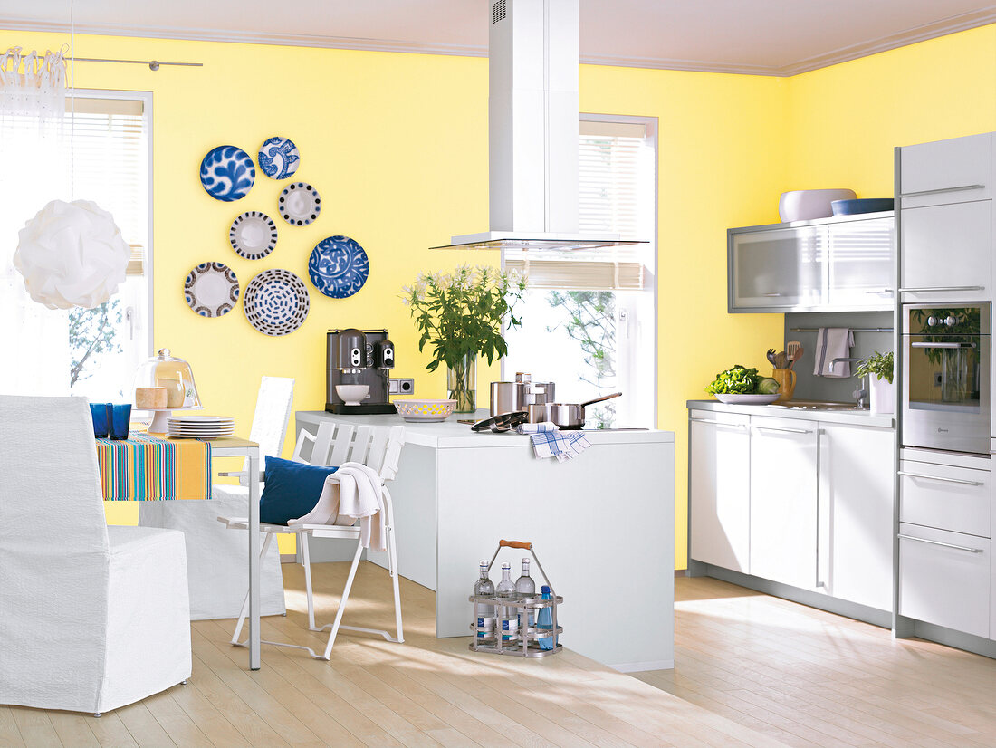 Küche in Weiß und Gelb, Farbakzente in Blau, Essplatz, Fenster