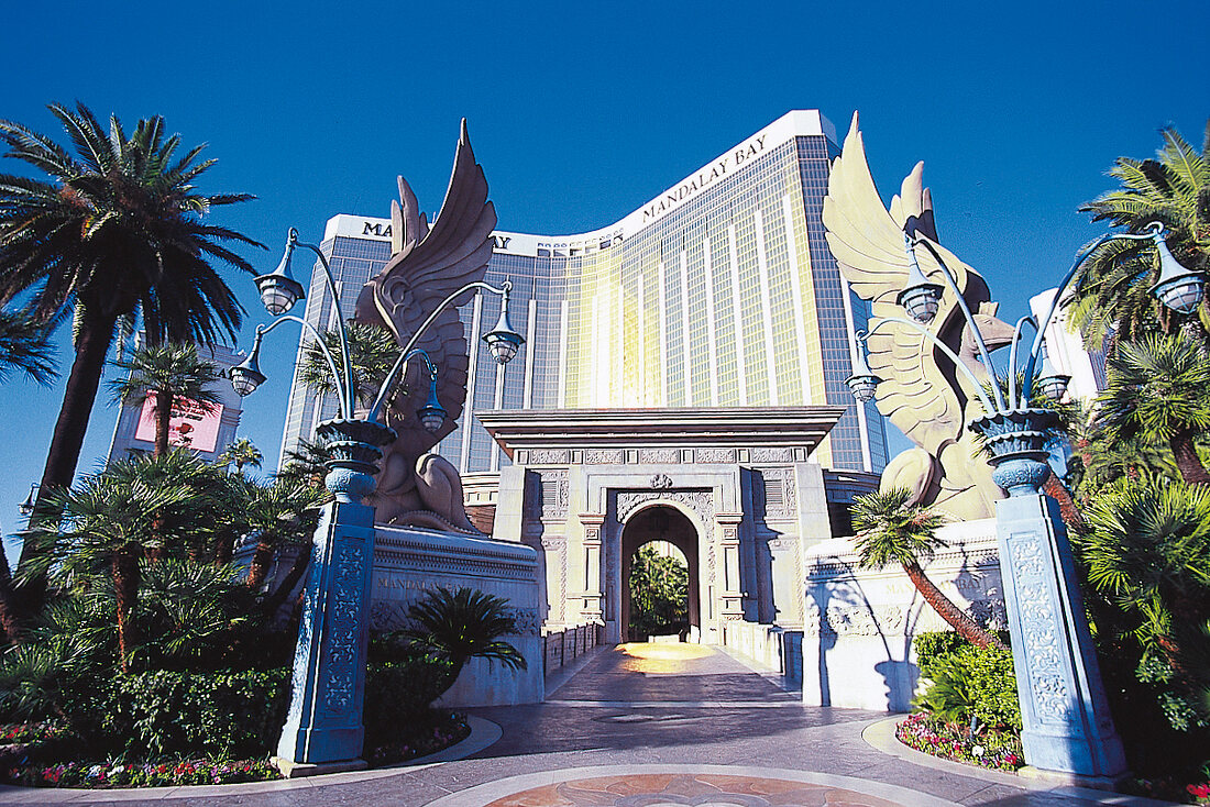 Hotel "Mandalay Bay" in Las Vegas, Aufnahme von unten, Eingangstor