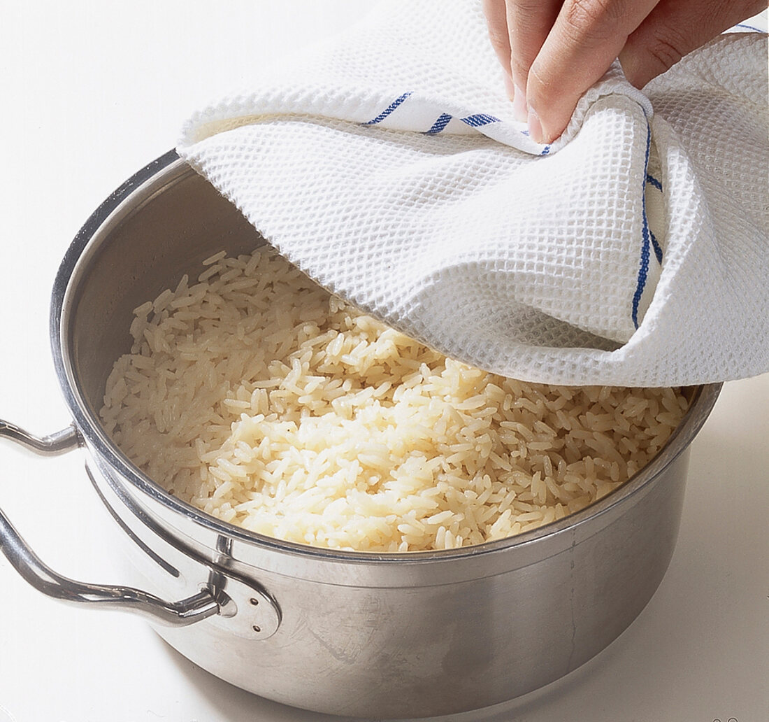 Reis, Langkornreis mit Küchentuch ausdampfen lassen, Step 5