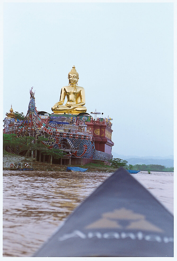 Buddha in Gold auf Mosaik-Schiff, Flüsse Mekong und Mae Sai, Thailand