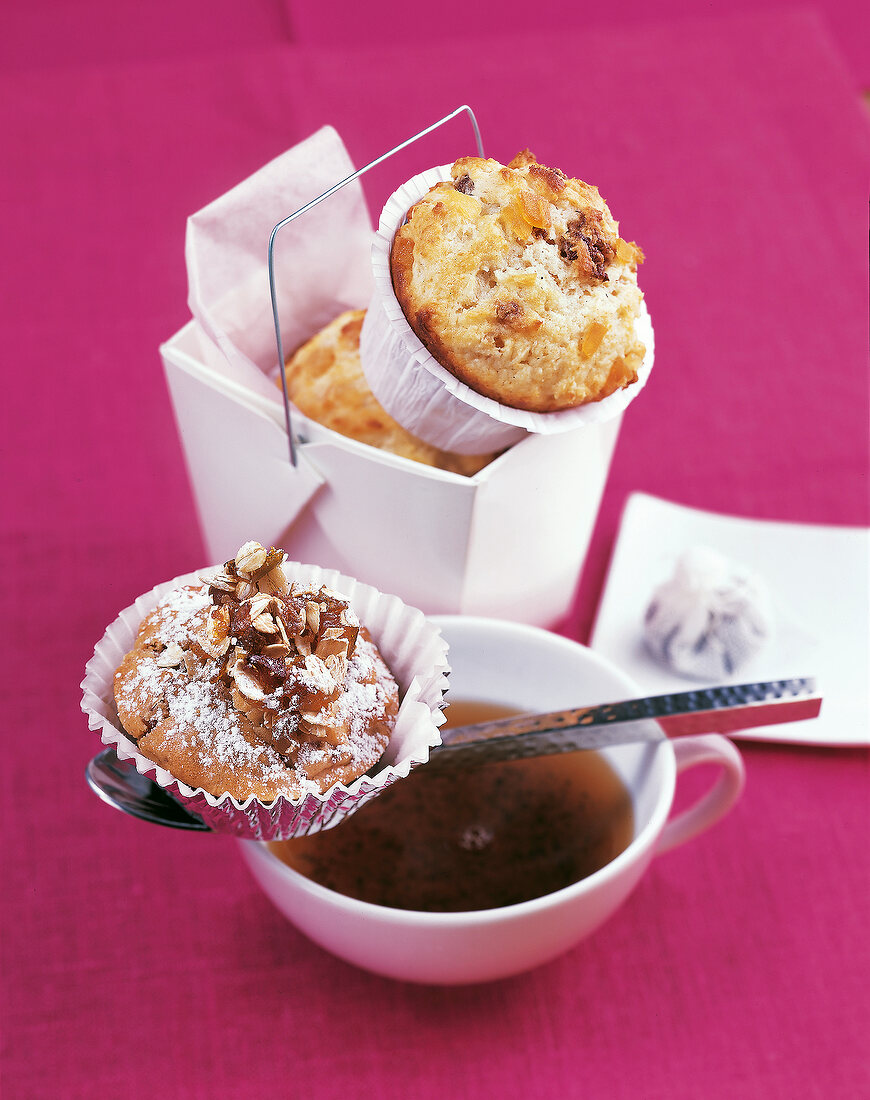 Muffins, Mini-Panettone und Birnen-Gewürz-Muffin mit Tee