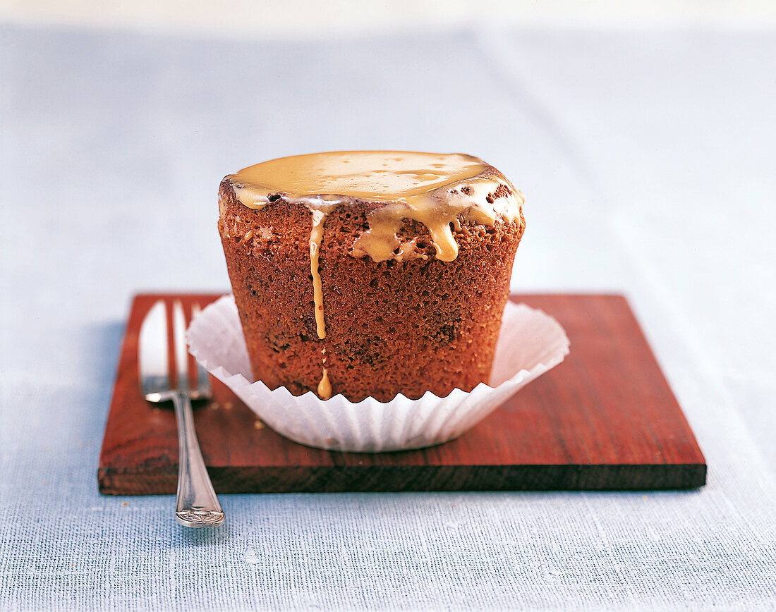 Muffins, Schoko-Karamell- Muffins auf Holzbrettchen, braun