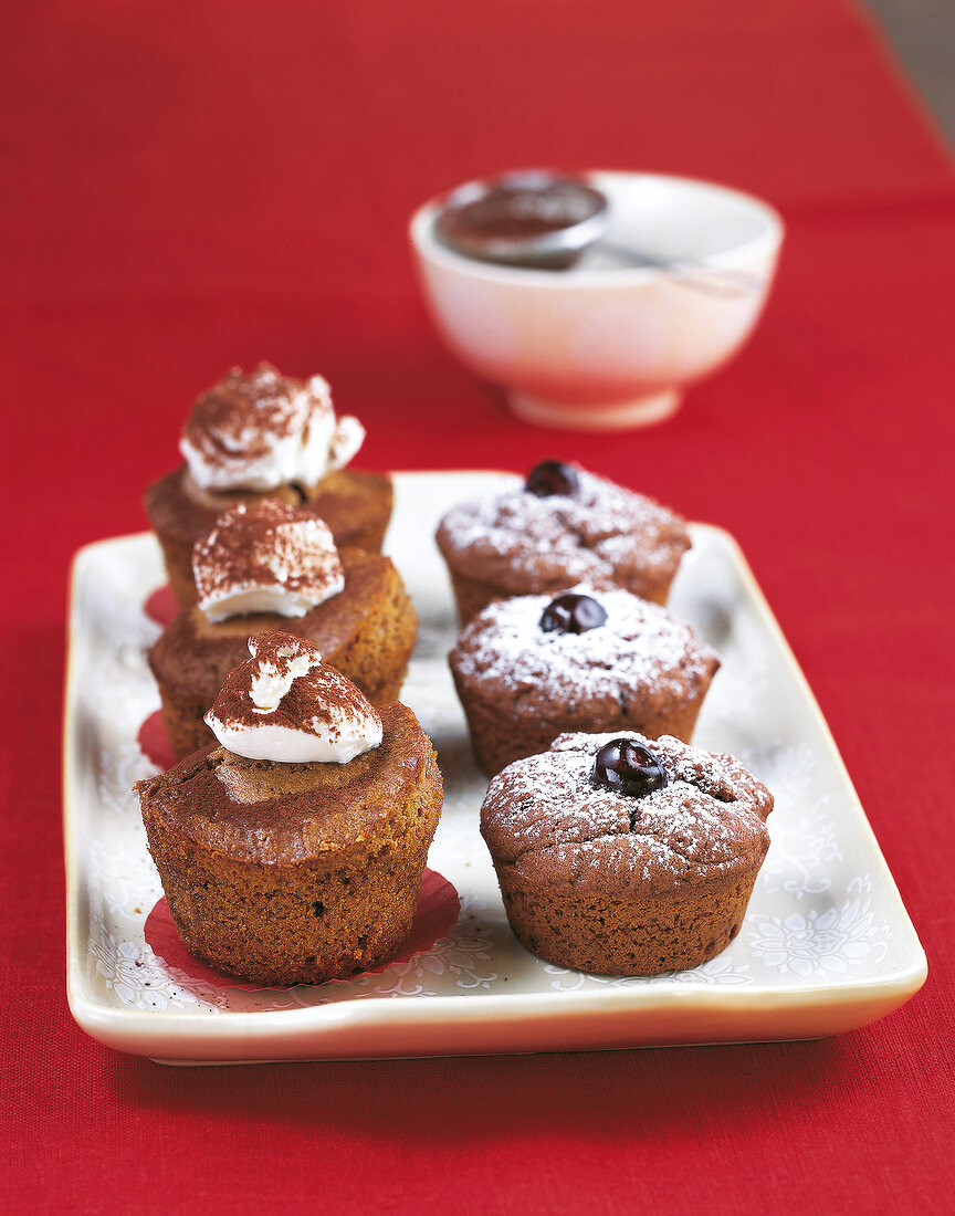 Muffins, Kirsch-Muffins und Cappuccino-Muffins auf Teller