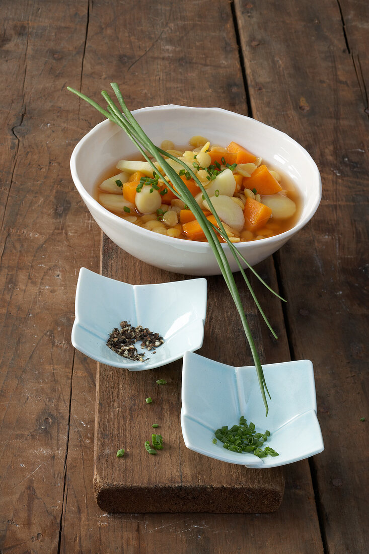 Linsen-Pastinaken-Suppe mit Schnittlauch in Schälchen