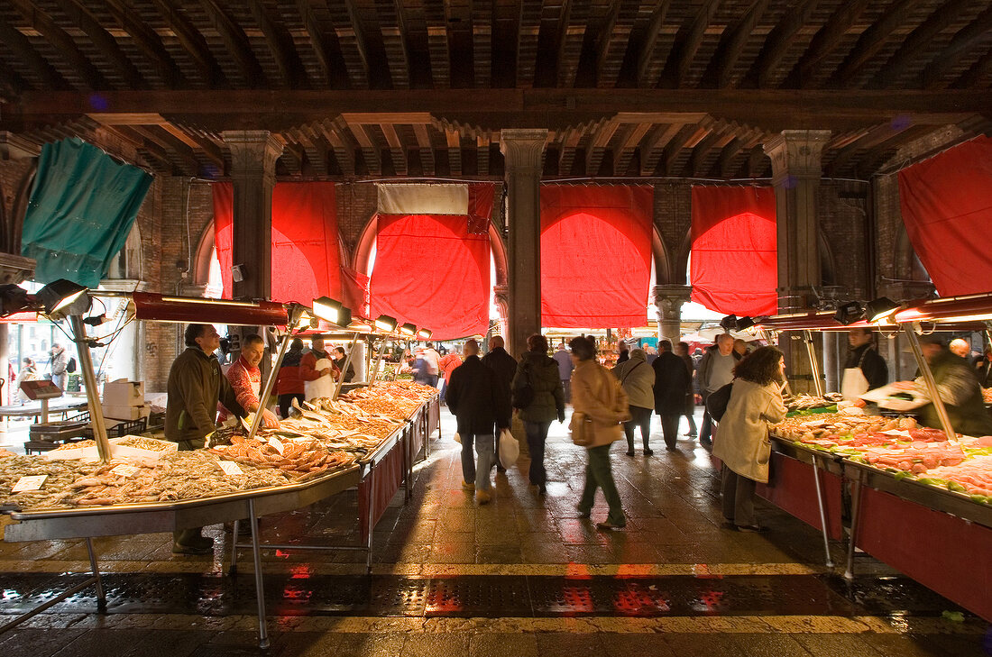 Venedig: Markt an der Rialtobrücke, überdacht, div. Marktstände