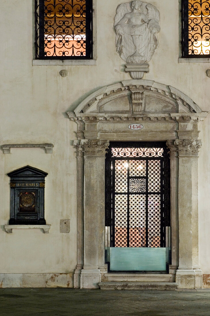 Eingangstür in Arkaden-Optik, vergittert, Venedig, nachts