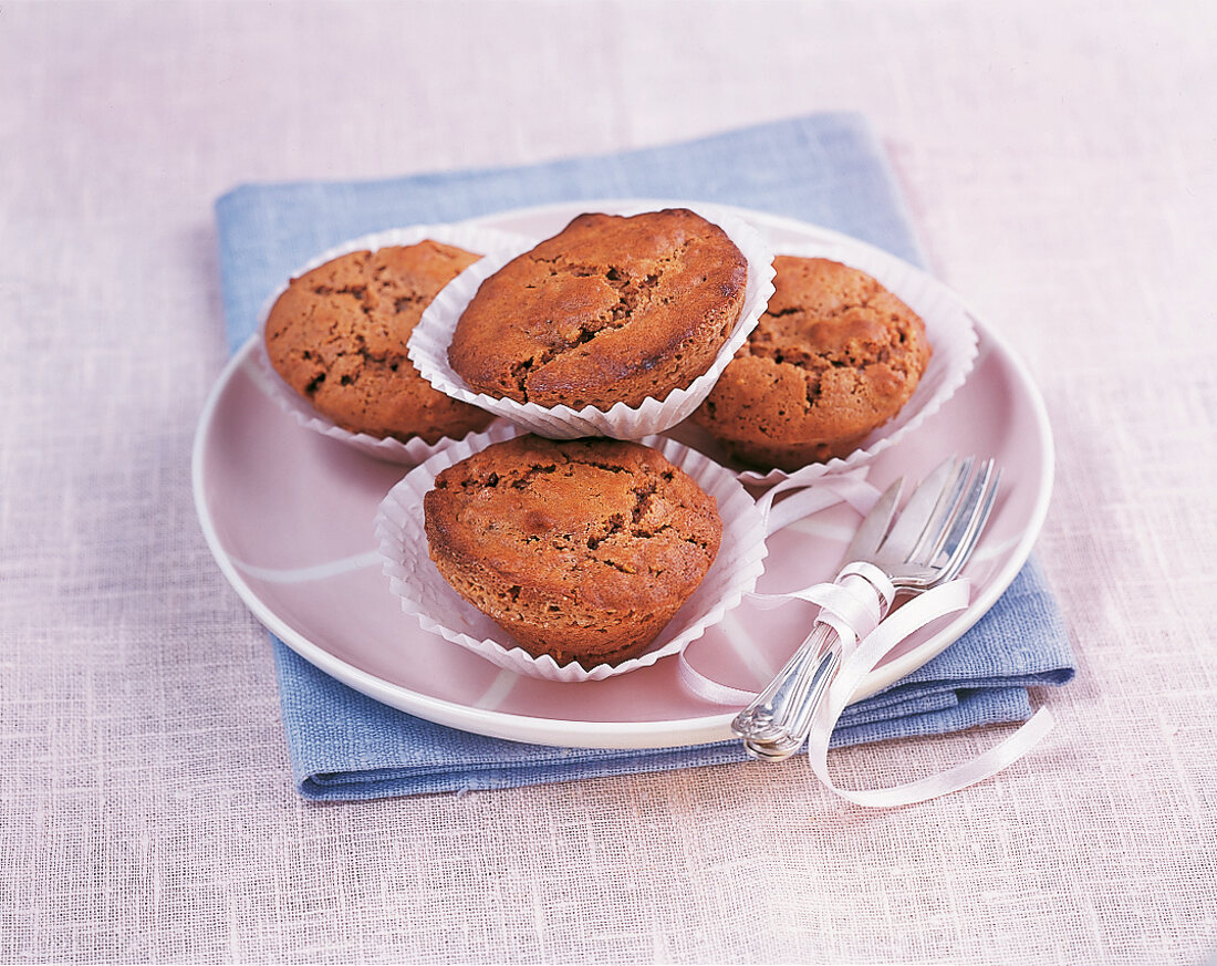 Muffins, Crunchy-Nuts-Muffins auf Teller, goldbraun