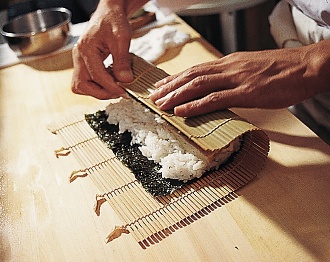 Reis, Sushi: Noriblatt gefüllt m. Bambusrolle einrollen, Step 2