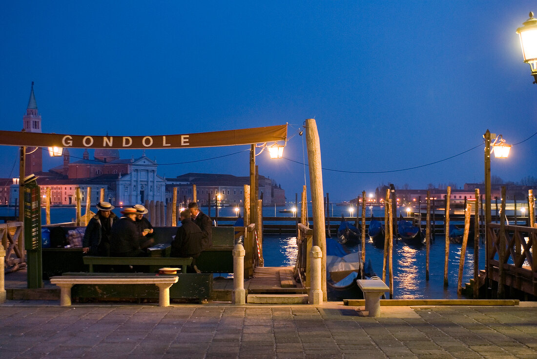 Venedig: Anleger nah Markusplatz, Gondolieri spielen Karten, abends