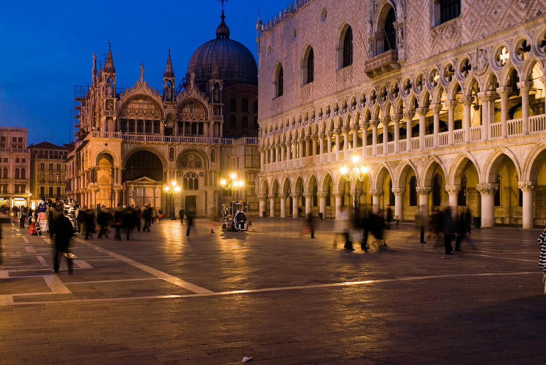 Venedig: Markusplatz mit Basilica San Marco + Palazzo Ducale abends