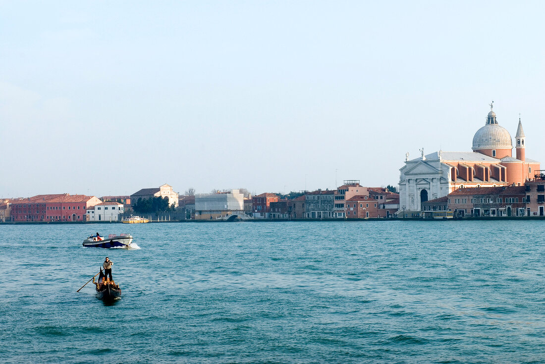 Canale della Giudecca in Venedig, Fassaden weit, Wasser