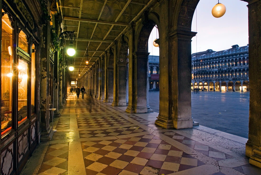 Säulengang am Markusplatz in Venedig, Abend, menschenleer