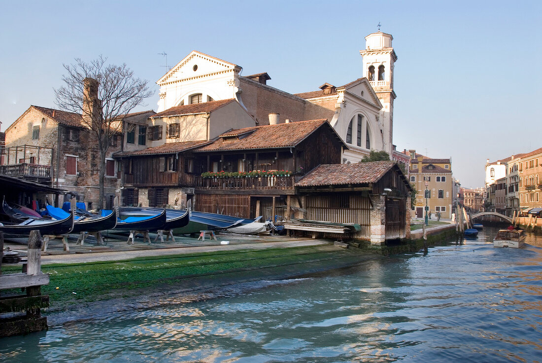 Boote am Ufer, Häuser und Kirche in Venedig, Aufnahme vom Wasser