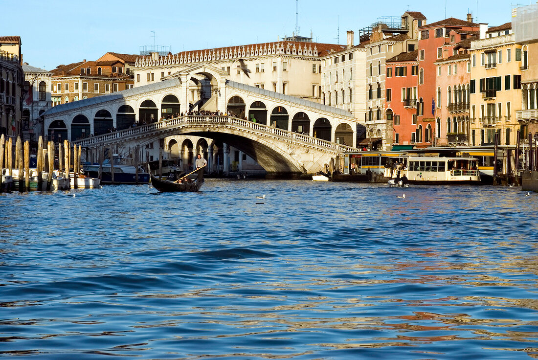 Rialtobrücke am Canal Grande in Venedig, Aufnahme vom Wasser