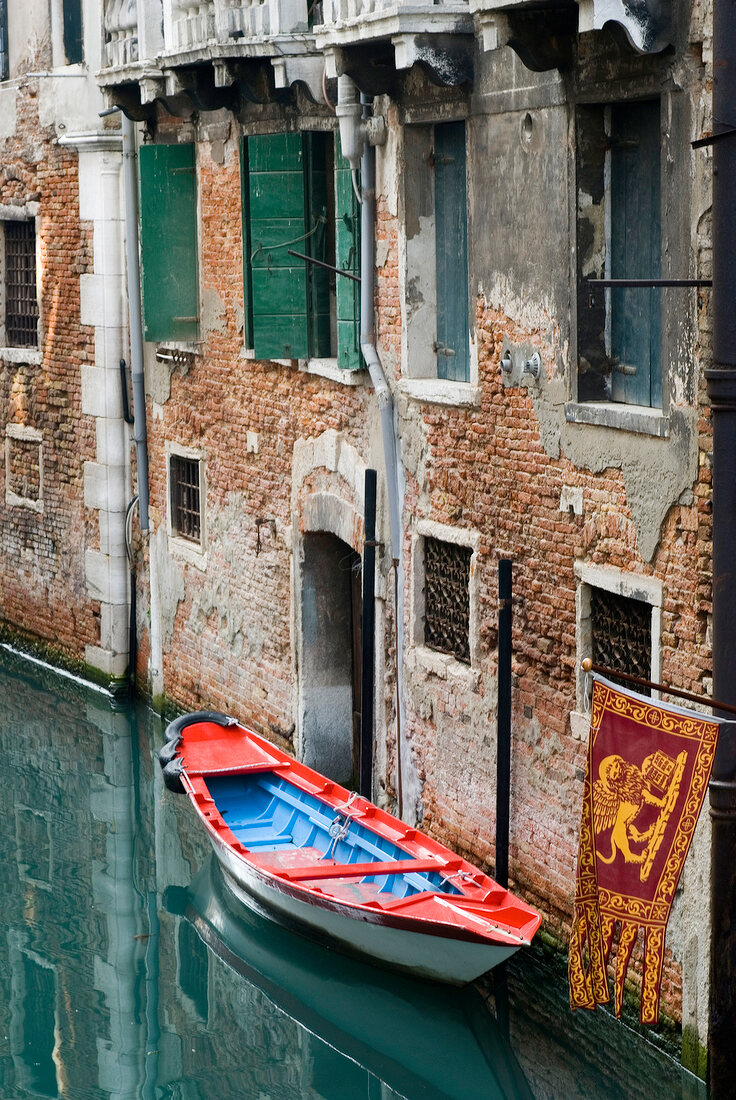 Boot legt an Fassade an, Wasser, Venedig, Sonne, Eingang