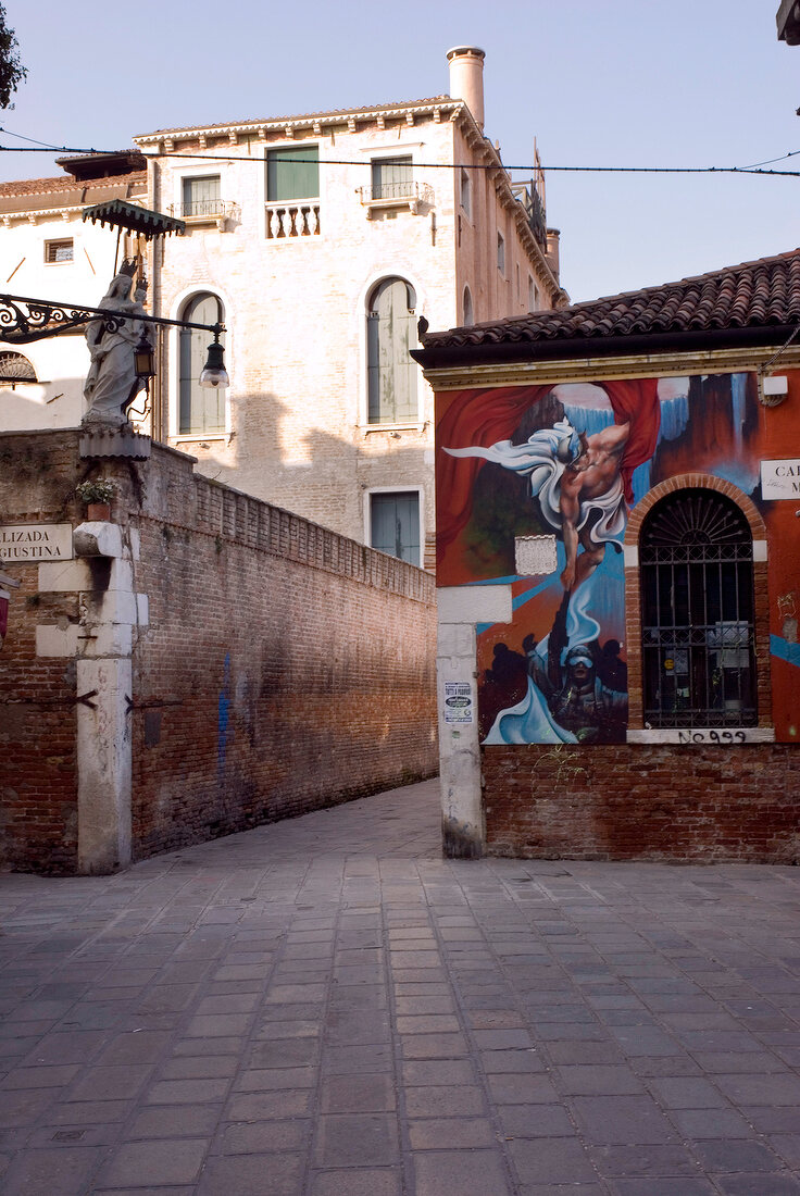 Calle del Morion in Venedig, Mauern, Straße gepflastert