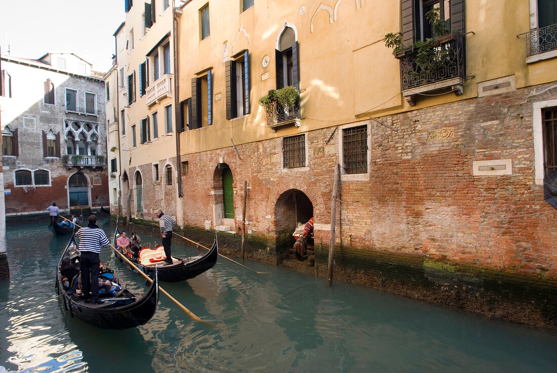 Gondelfahrt in Venedig, 2 Gondeln, Fassade beige, Aufnahme vom Wasser