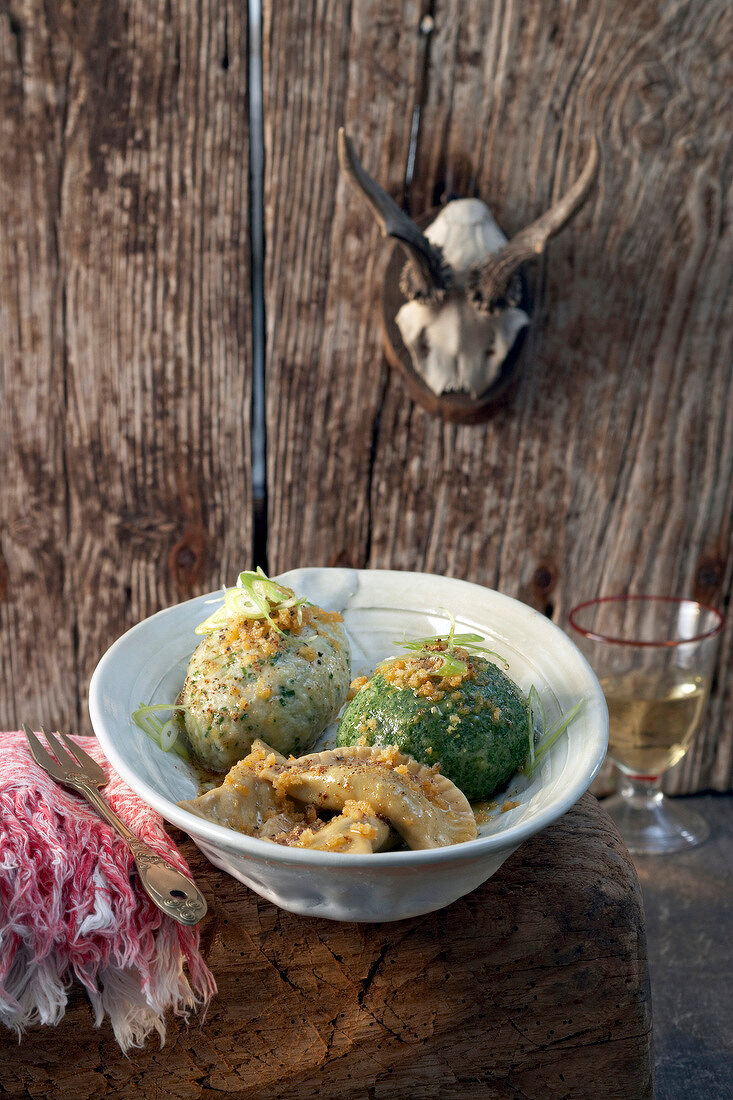 Tris von Kasnocken mit Spinatknödel und Schlutzkrapfen in Schälchen