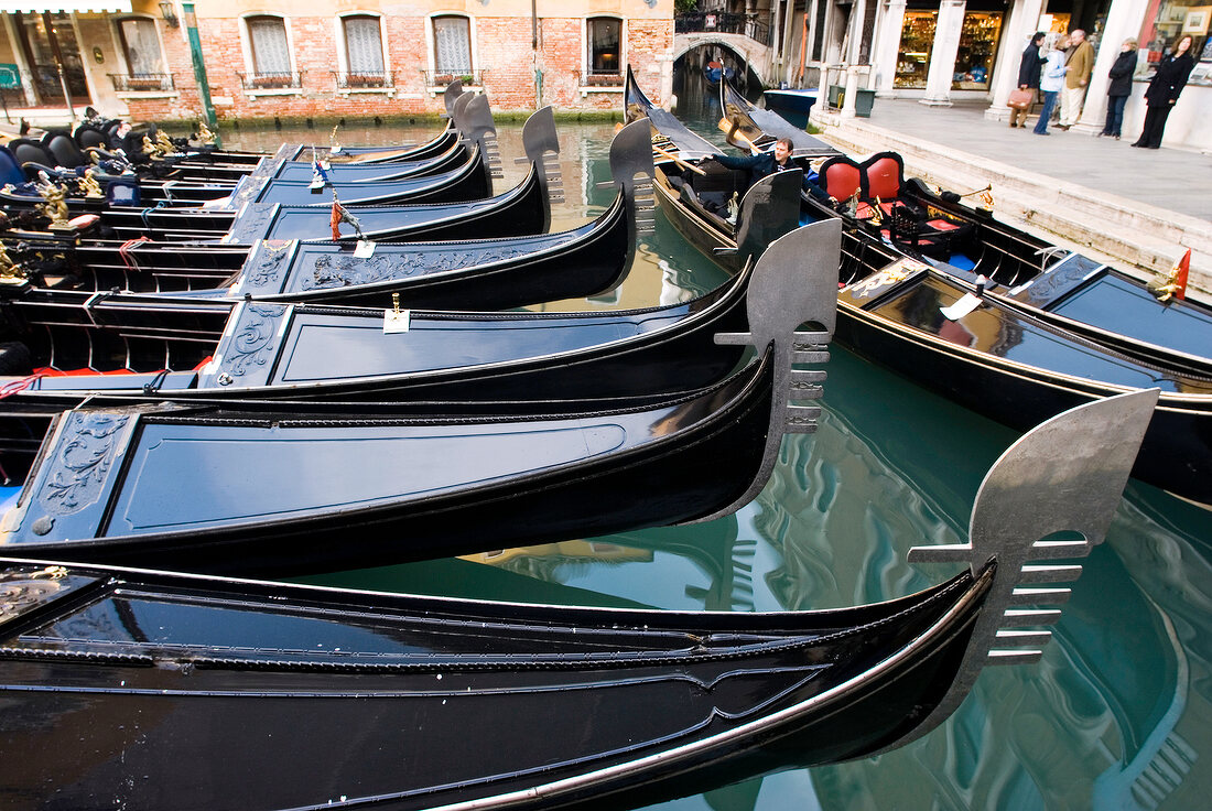 Mehrere Gondeln in Reihe, Venedig, Vorderteile nah, schwarz