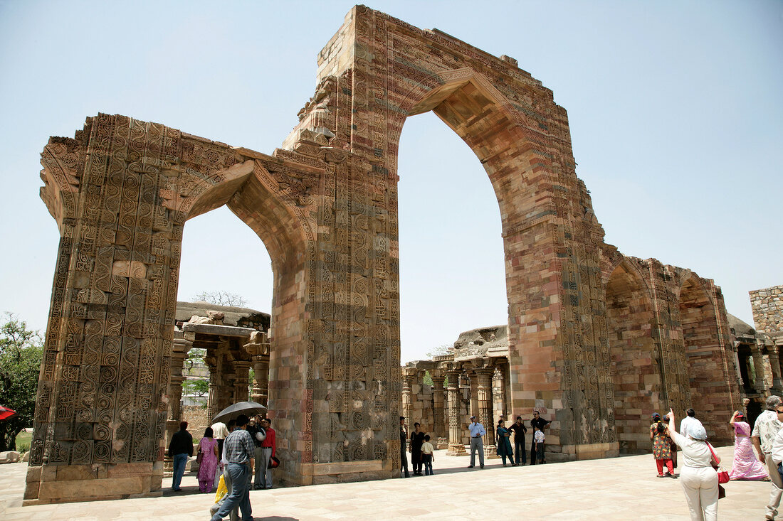 Indien, Touristen an Ruinen von Hind utempeln am Qutb Minar, Delhi
