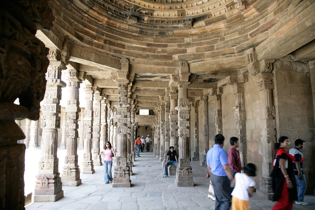 Indien, Touristen in eienm Hindutemp el am Qutb Minar, Delhi