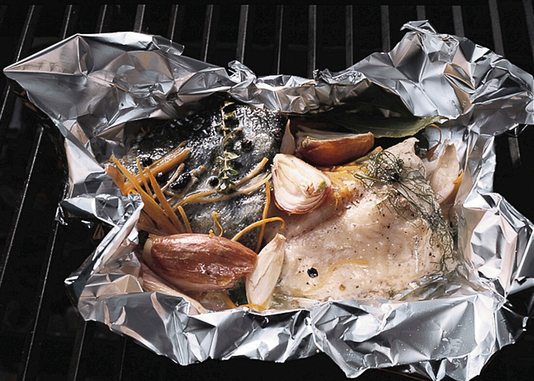 Fisch,  Schleienfilets m. Gewürzen u Kräutern in Folie, gegrillt