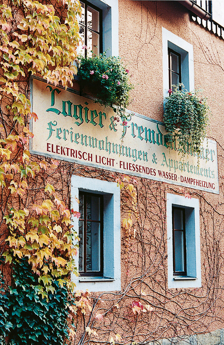Landgasthaus in Sachsen, Fassade mit Aufschrift: Lagier & Fremdenzimmer