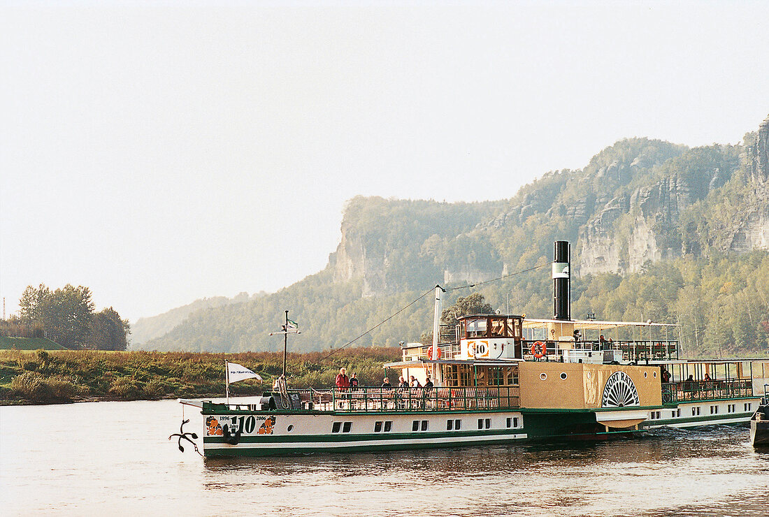 Elbdampfer in Elbe, Berglandschaft im Hintergrund, Sonne, Herbst