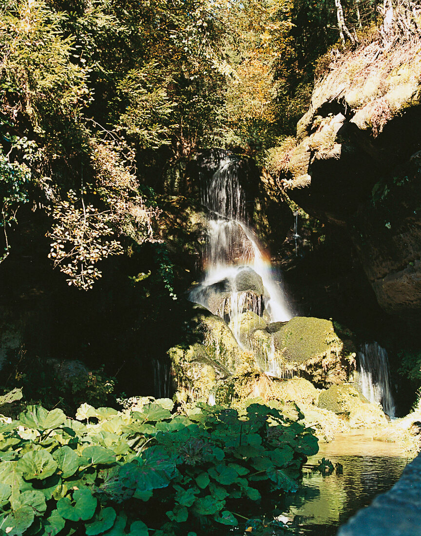 Künstlicher Wasserfall im Wald, Sachsen, Lichtenhain