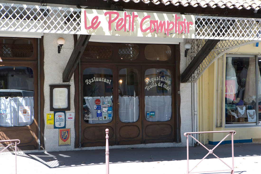 Fenster des Restaurants "Le Petit Comptoir" in Frankreich