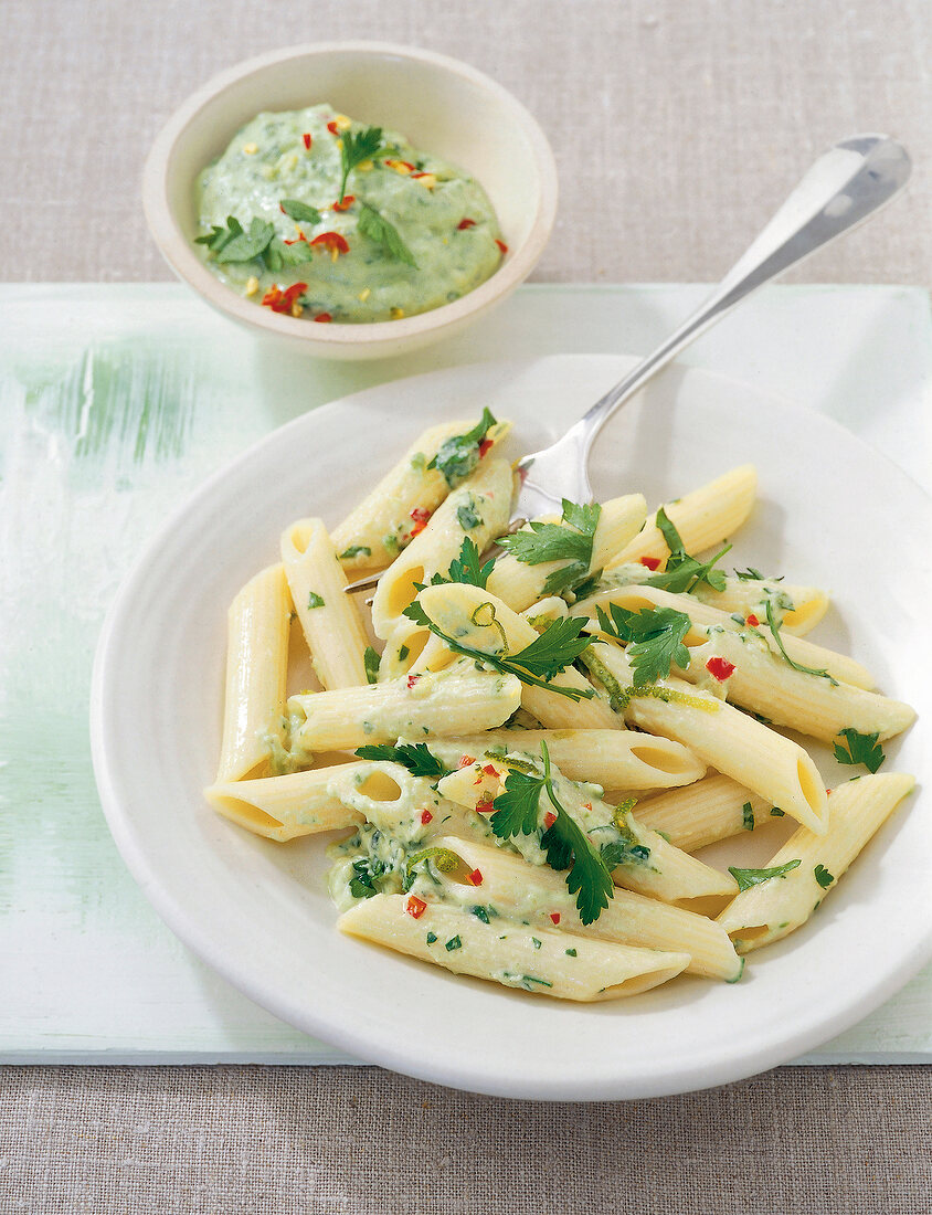 GuU-1 Nudel-50 Saucen, Penne mit Avo cado-Limetten-Sauce