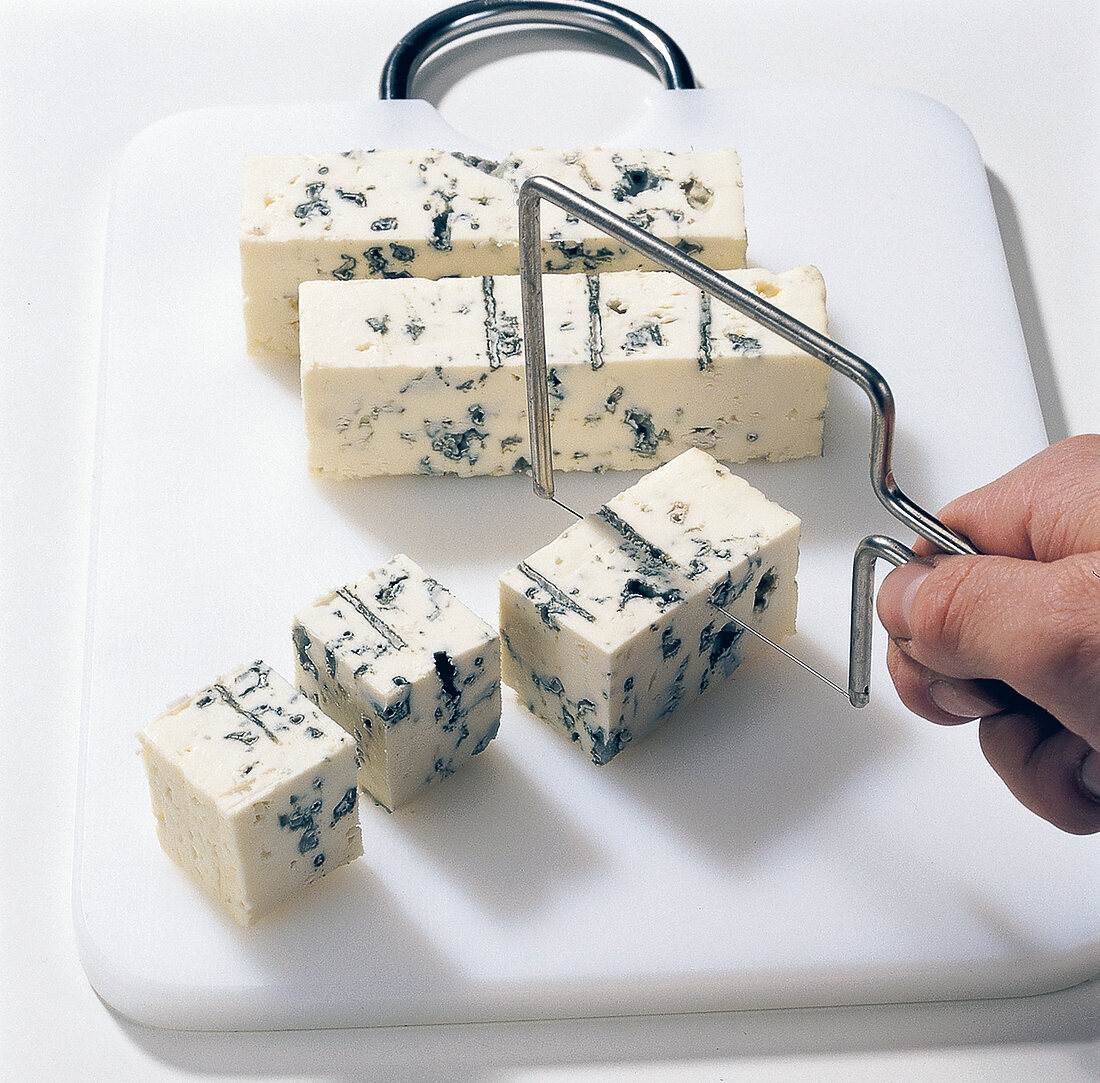 Buch vom Käse, Schimmelkäsewürfel m. Eierschneider schneiden