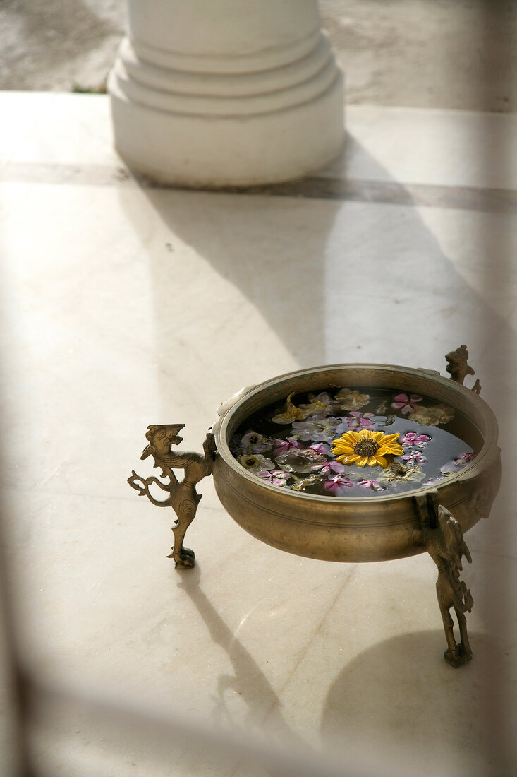 Indien, Blumenschmuck in einer Wasse rschale