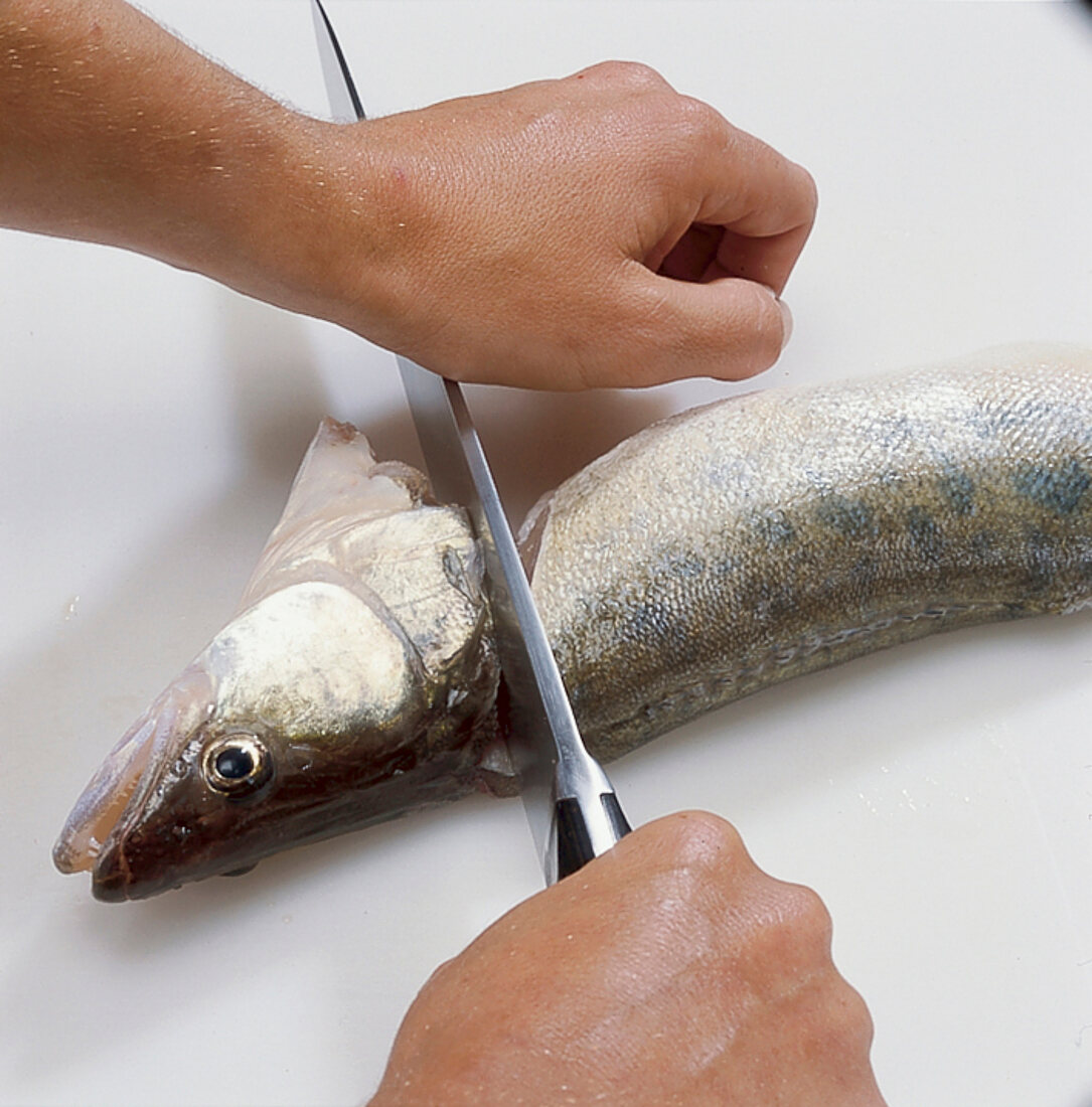 Fisch, Step 14: Fischkopf mit Messer abtrennen