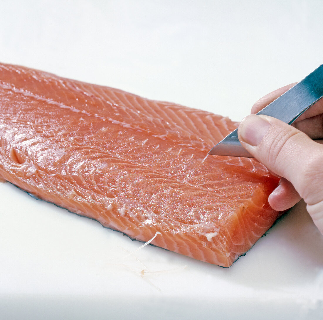 Fisch,  Step: Seitengräten m. Pinzette am Lachs entfernen