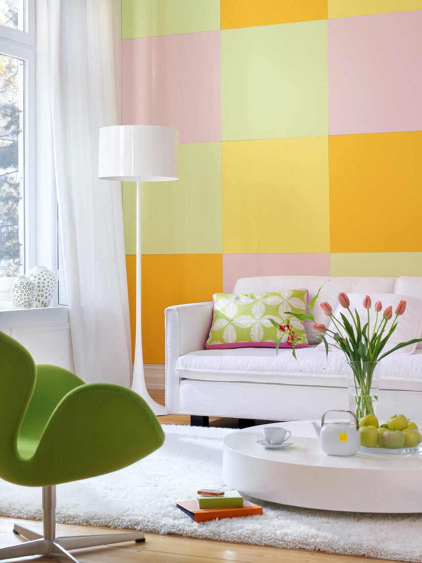 Wohnzimmer in Weiß, Wand m. farbigen Quadraten, Frühling