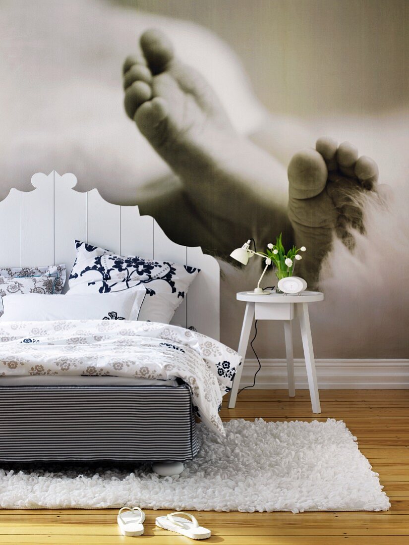 Schlafzimmer mit Fototapete 'Babyfüsse'