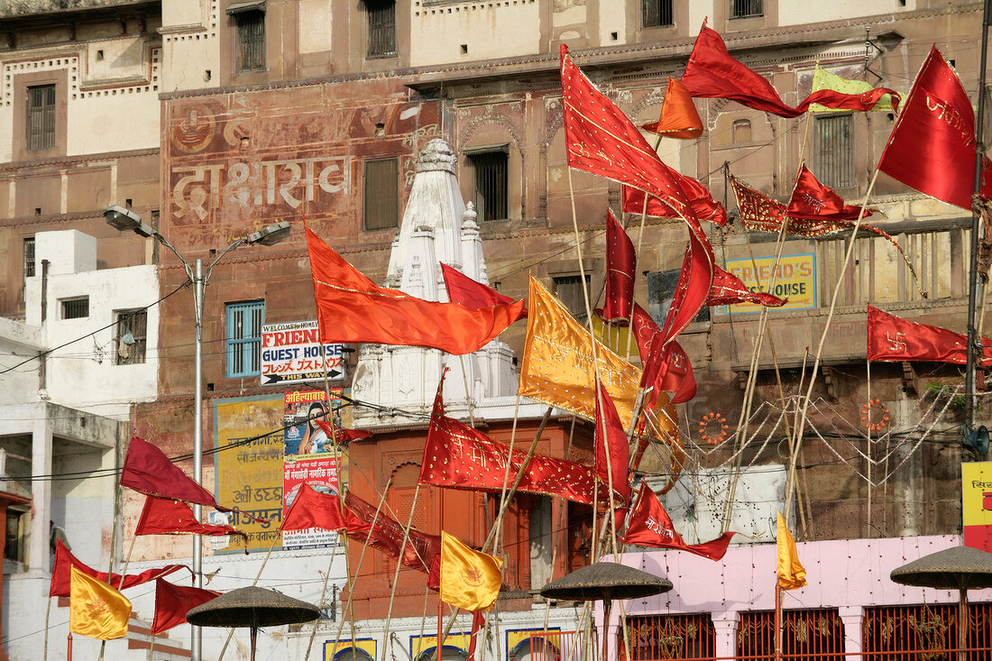 Indien, Bunte Flaggen am Ganges zwis chen Ahilyabai Ghat und Prayag Ghat