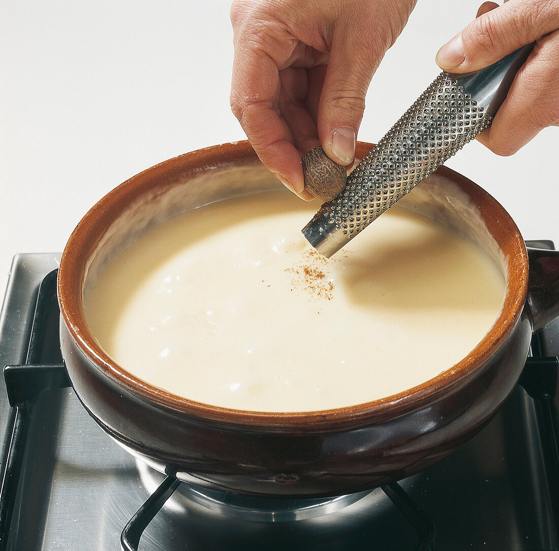 Buch vom Käse, Muskat in flüssigen Käse reiben, Reibe, Step 6