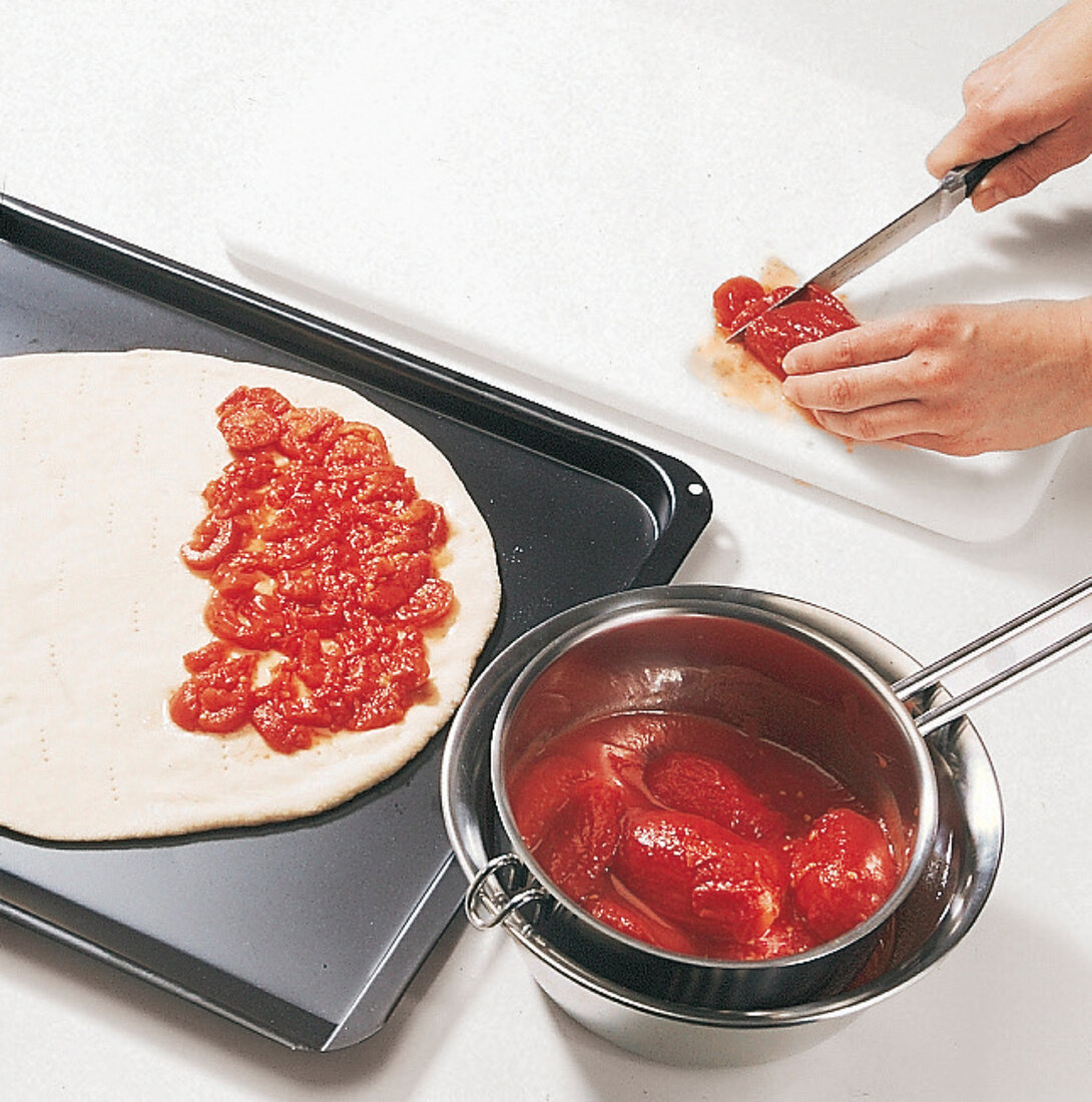 Buch vom Käse, Pizzateig m. Tomaten belegen, Step 1