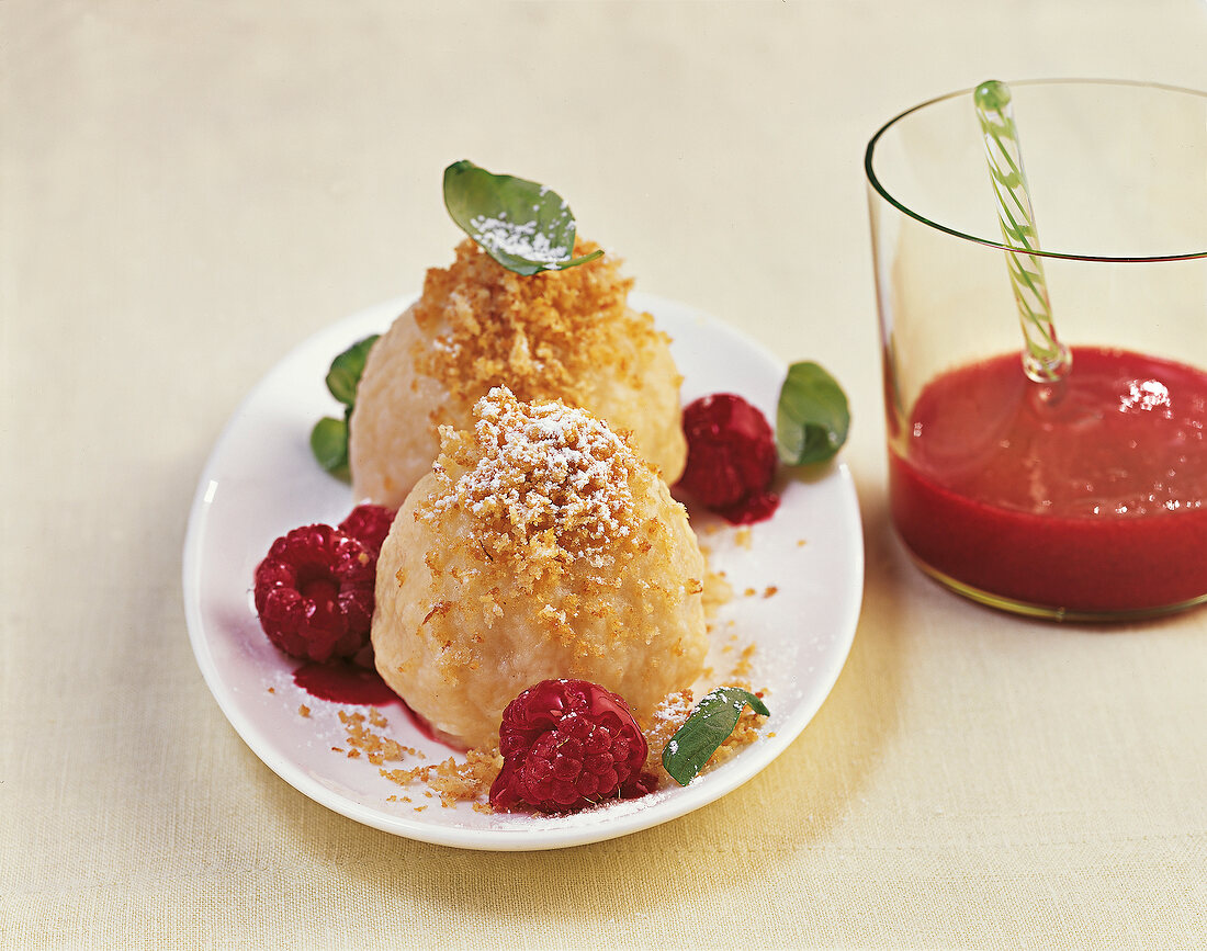 Schokocreme, Marillenknödel mit Himbeermark