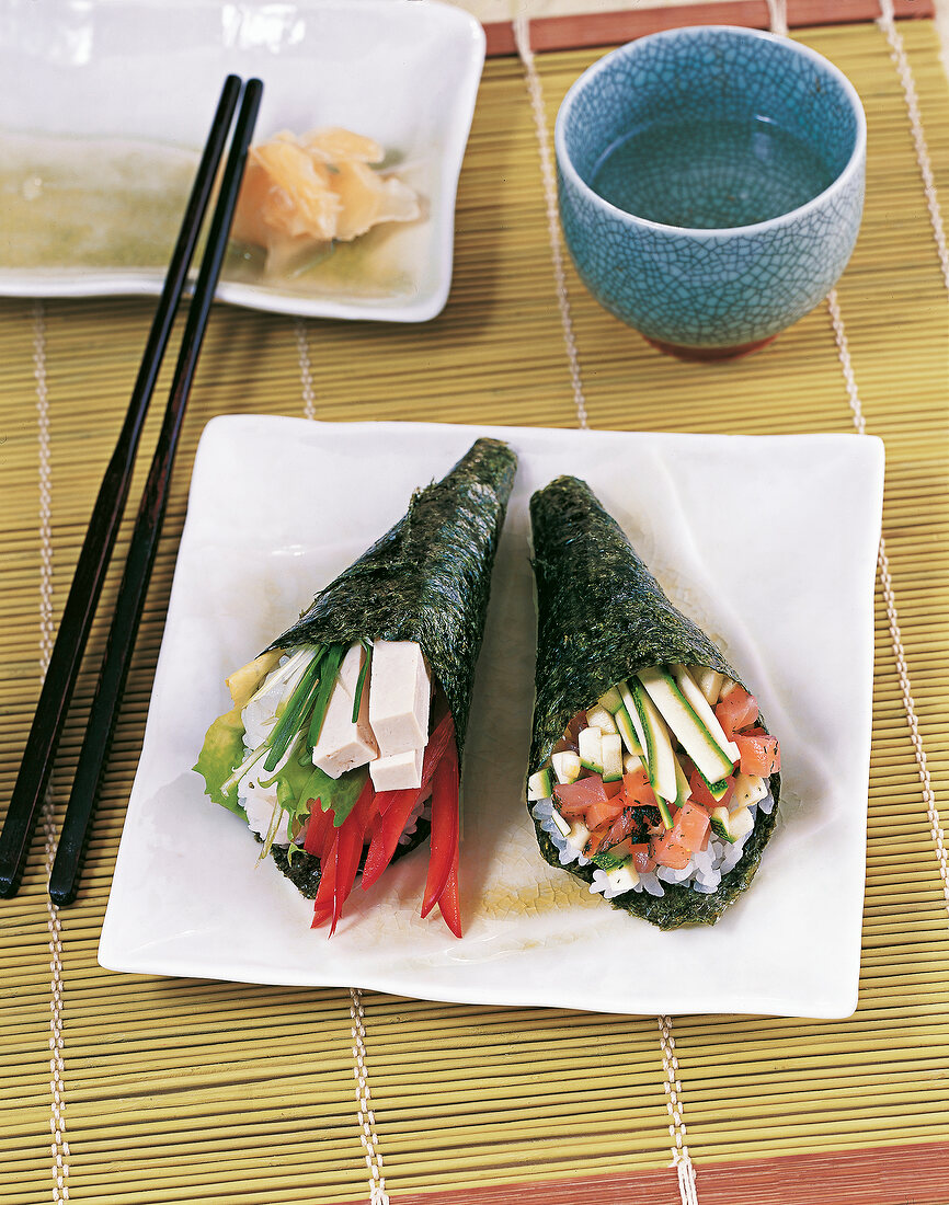 Sushi - Temaki mit Graved Lachs, Temaki mit Tofu