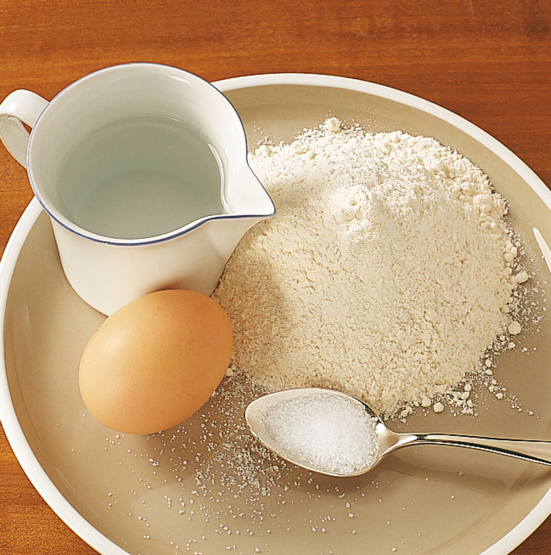 Schwäbisch kochen, Mehl, Salz, Ei und Kännchen mit Wasser