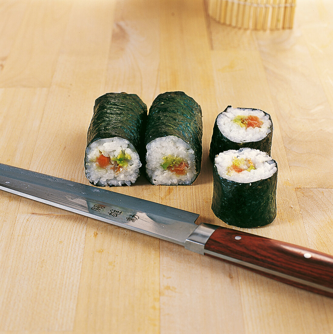 Sushi - Hosomaki mit knusprigem Lachs und Avocado