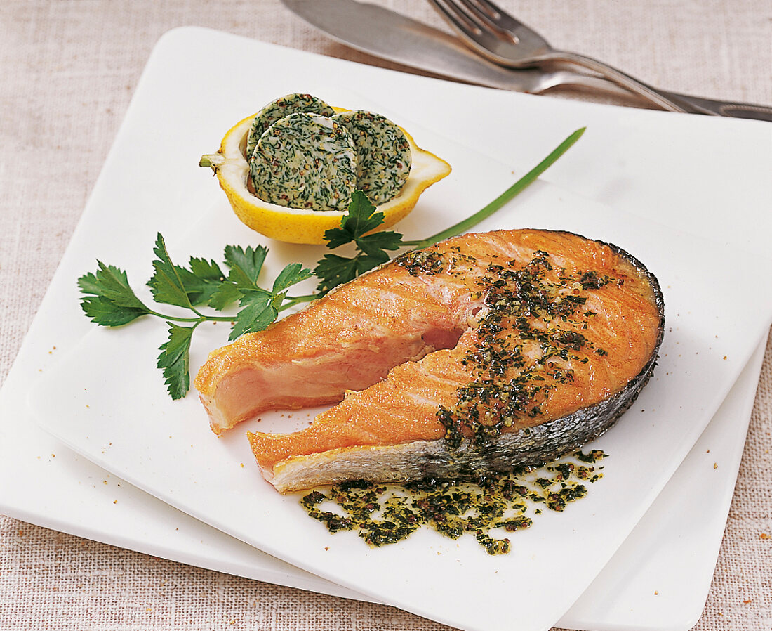 Fisch - Lachs mit Würzbutter in Zitronenschale auf Teller