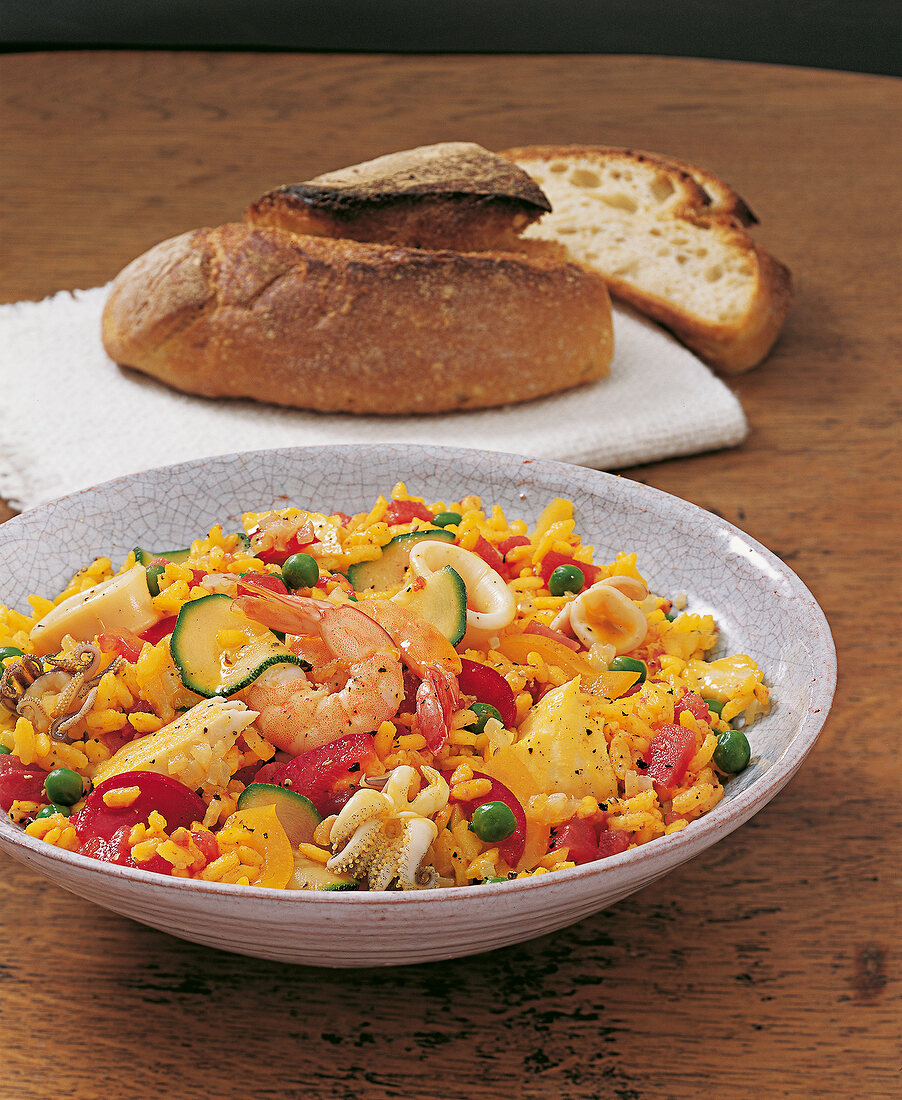 Shrimp and rice salad served with bread